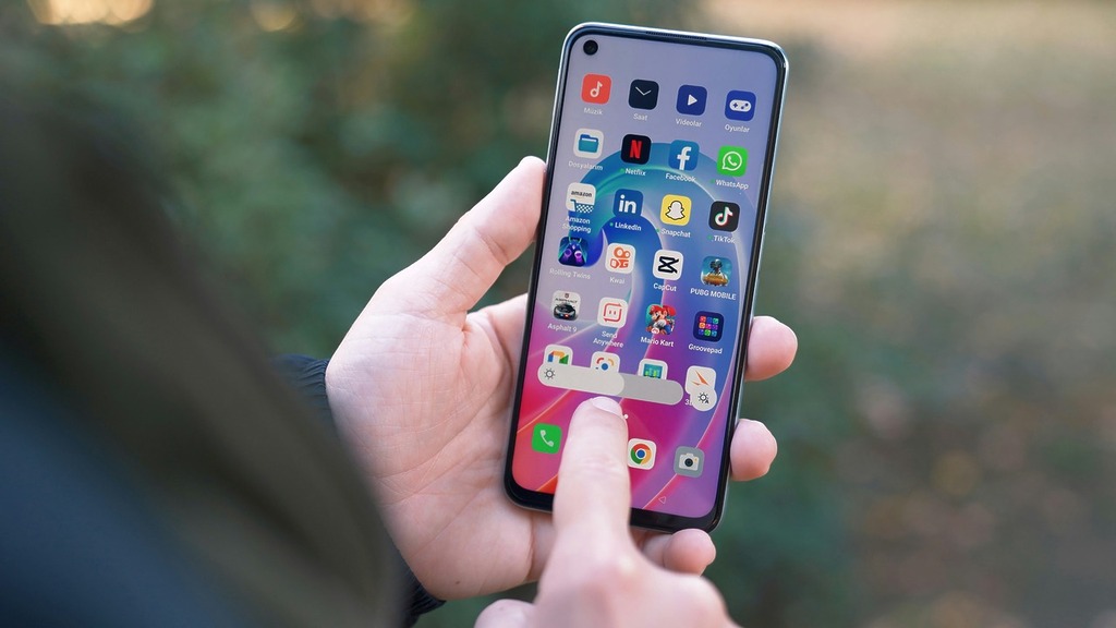 android-phone-held-pointing